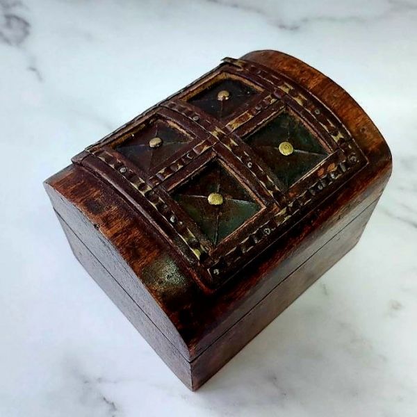 Wooden box with two compartments and vintage leather decor